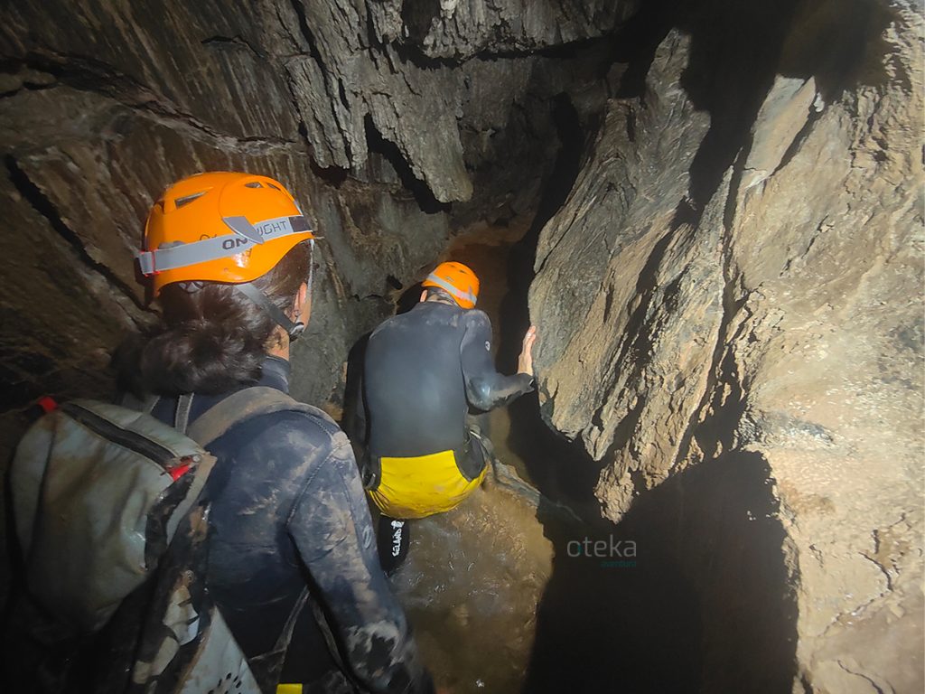 en el interior de cueva acuatica tunel del sumidor